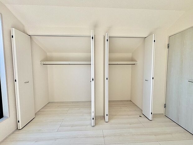 各お部屋に収納が設置されています。