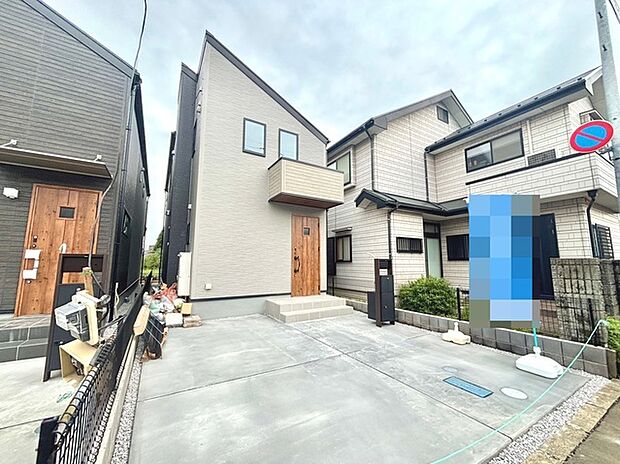 周辺の街並みの中で適度な主張、生活に溶け込むシンプルなデザインの外観が魅力の一戸建です。