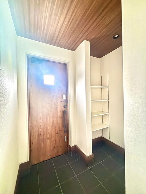 玄関は家の第一印象を左右する重要な場所。ほどよい広さとスタイリッシュな色遣いが印象的です。