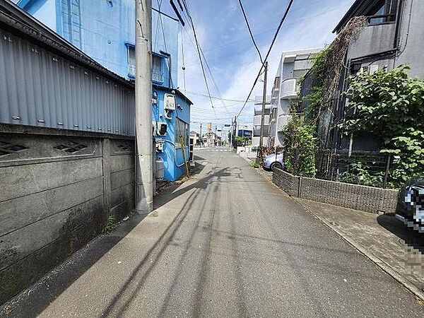 周辺は住宅が建ち並ぶ閑静な住宅街です。