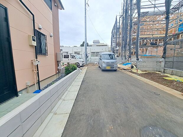 安心して暮らすことのできる住宅街。 住宅地の道路は一般に交通量が少なく車などの騒音が少ないため、住民にとって静かな生活環境が提供されます。