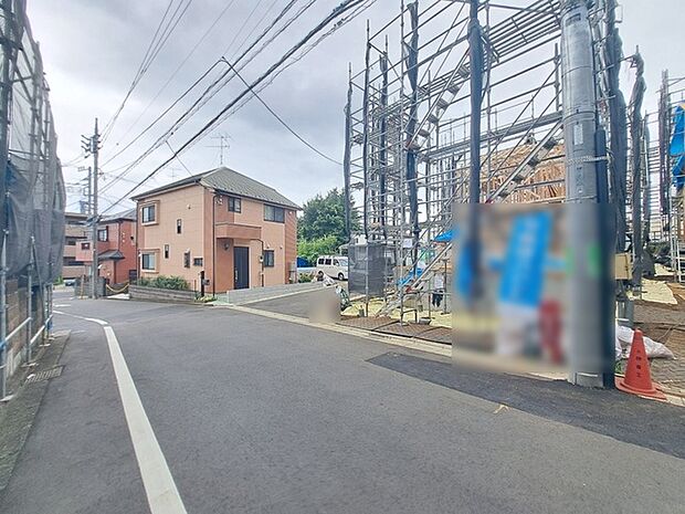 安心して暮らすことのできる住宅街。　住宅地の道路は一般に交通量が少なく車などの騒音が少ないため、住民にとって静かな生活環境が提供されます。 