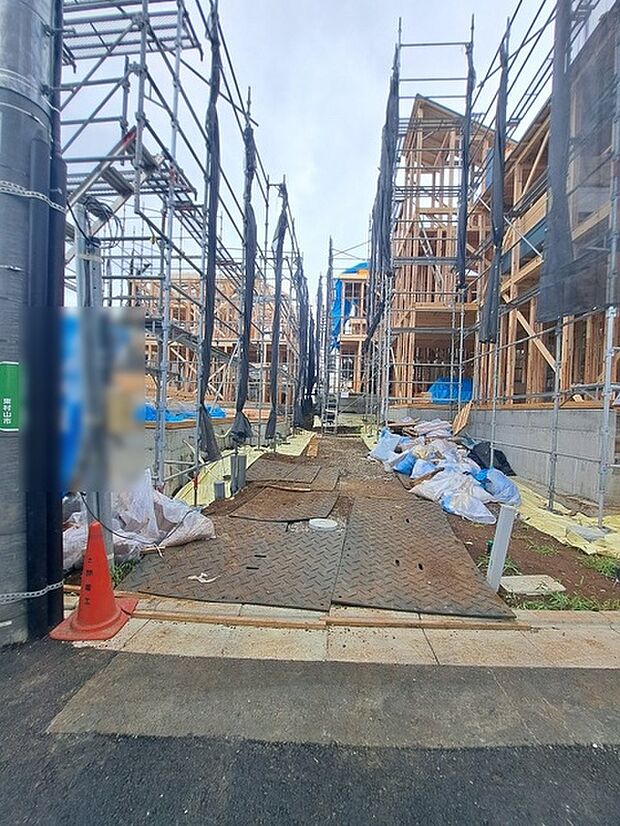 現在建物を建築中です、建築中の物件については現地確認の他、同施工会社の完成施工例のご案内、担当者のプレゼンテーションにてご検討ください。適切なご検討の方法をご説明させて頂きます。