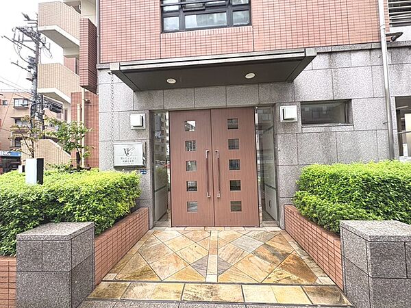 丁寧な手入れが行き届いた植栽と石貼りのアプローチが、落ち着いた雰囲気を演出します