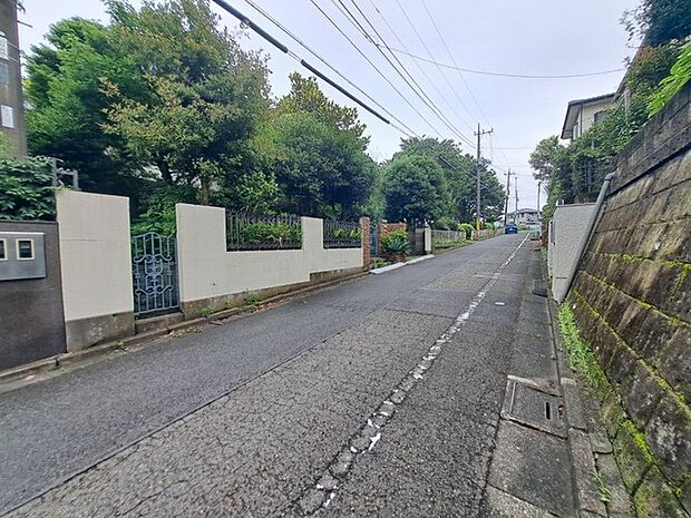 安心して暮らすことのできる住宅街。 住宅地の道路は一般に交通量が少なく車などの騒音が少ないため、住民にとって静かな生活環境が提供されます。