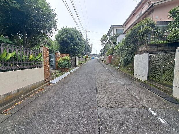 安心して暮らすことのできる住宅街。 住宅地の道路は一般に交通量が少なく車などの騒音が少ないため、住民にとって静かな生活環境が提供されます。