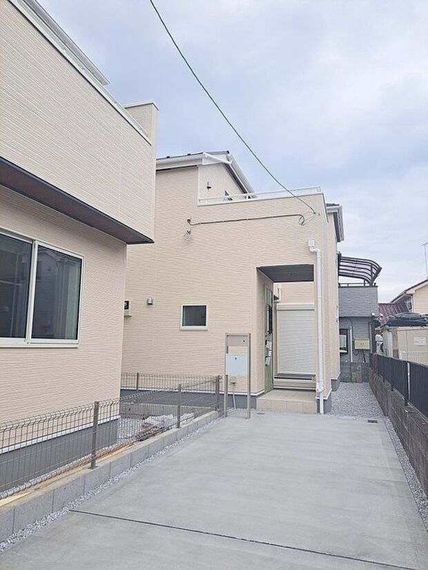 周辺の街並みの中で適度な主張、生活に溶け込むシンプルなデザインの外観が魅力の一戸建です。