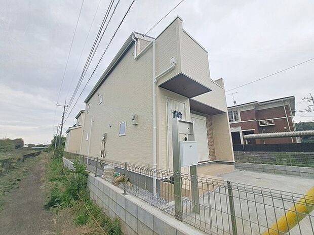 周辺の街並みの中で適度な主張、生活に溶け込むシンプルなデザインの外観が魅力の一戸建です。