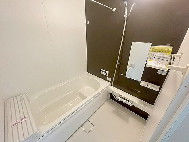 一日の疲れを癒してくれるゆったりとしたバスルームです。