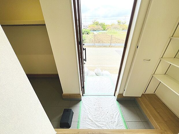 玄関は家の第一印象を左右する重要な場所。ほどよい広さとスタイリッシュな色遣いが印象的です。