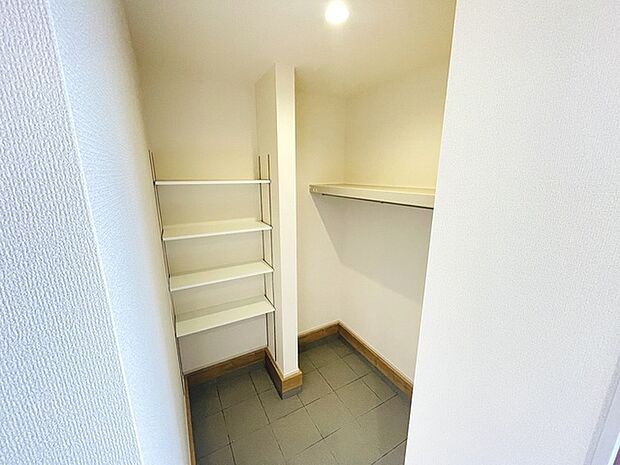 すっきりとした使い勝手の良さが魅力の土間収納スペースです