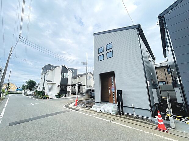 安心して暮らすことのできる住宅街。 住宅地の道路は一般に交通量が少なく車などの騒音が少ないため、住民にとって静かな生活環境が提供されます。