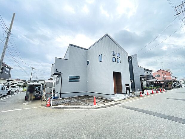 周辺の街並みの中で適度な主張、生活に溶け込むシンプルなデザインの外観が魅力の一戸建です。