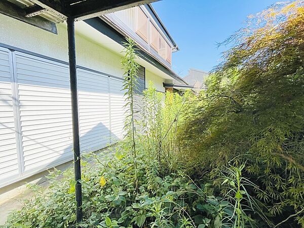 周辺の街並みの中で適度な主張、生活に溶け込むシンプルなデザインの外観が魅力の一戸建です。