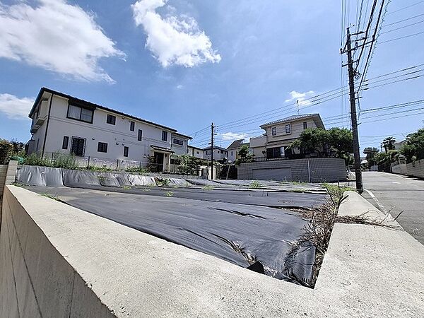 建築条件なしの敷地。弊社グループ「白馬建設」にて建物プランをご提案できます。実際の陽当たりやサイズ感を現地でお確かめください。