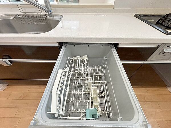 毎日の家事をサポートしてくれる食洗器も標準に装備。ちょっと嬉しい設備です