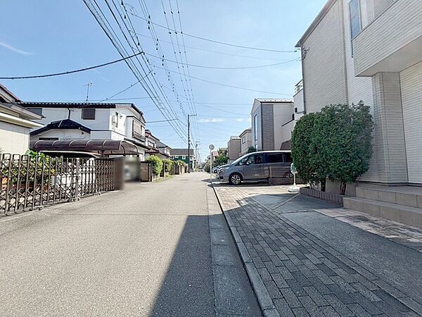 安心して暮らすことのできる住宅街。　住宅地の道路は一般に交通量が少なく車などの騒音が少ないため、住民にとって静かな生活環境が提供されます。