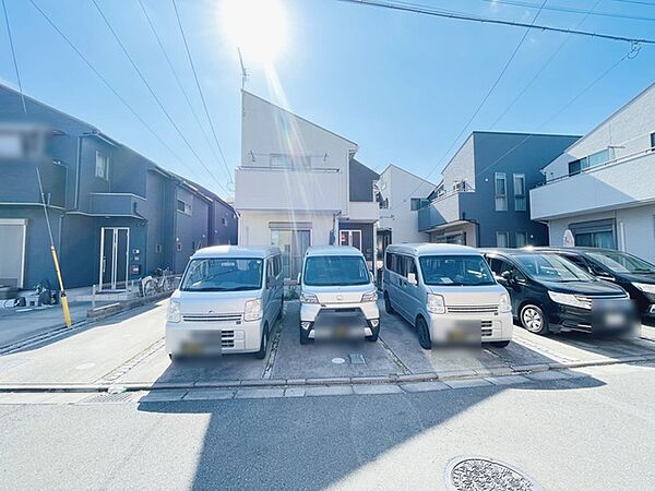 周辺の街並みの中で適度な主張、生活に溶け込むシンプルなデザインの外観が魅力の一戸建です。