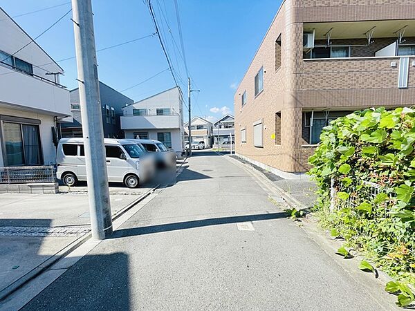 安心して暮らすことのできる住宅街。　住宅地の道路は一般に交通量が少なく車などの騒音が少ないため、住民にとって静かな生活環境が提供されます。