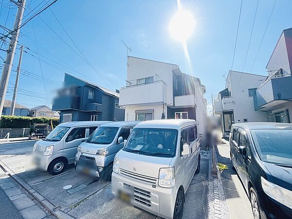 周辺の街並みの中で適度な主張、生活に溶け込むシンプルなデザインの外観が魅力の一戸建です。