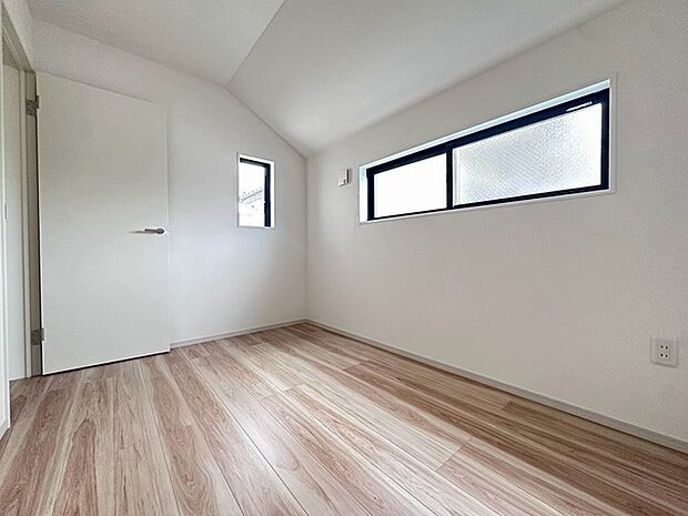 スタイリッシュなデザインと快適な居住性を兼ね備えた洋室。広々とした空間は、自分らしいインテリアを楽しむことができるほか、リラックスした時間を過ごすことができそうです。
