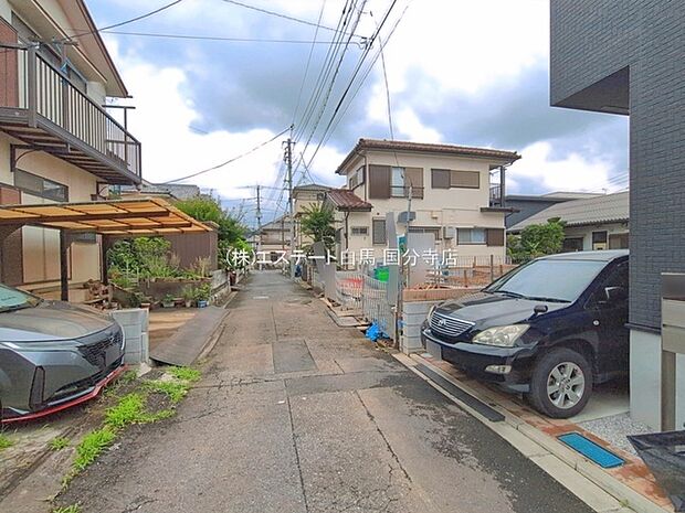 周辺は住宅が建ち並ぶ閑静な住宅街です。