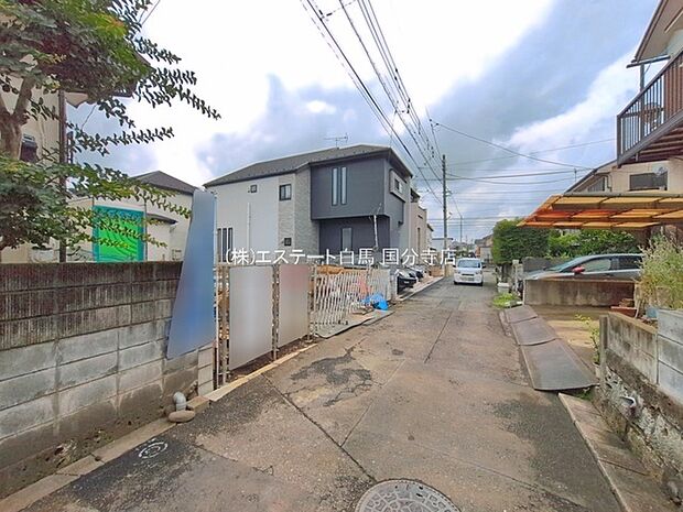安心して暮らすことのできる住宅街。 住宅地の道路は一般に交通量が少なく車などの騒音が少ないため、住民にとって静かな生活環境が提供されます。