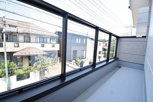 季節の変化や天気の良い日には、バルコニーでの時間が心地よく、気分をリフレッシュさせることができます。