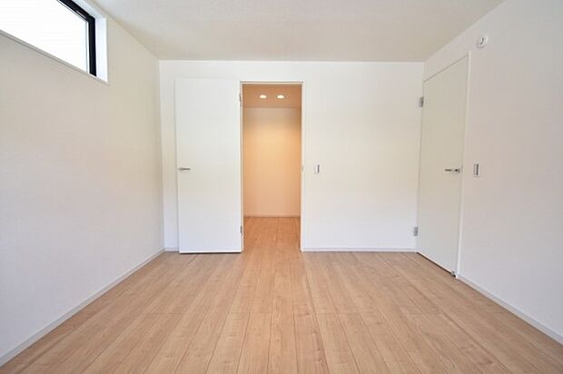 洋室はモダンなデザインと機能性を備え、快適な生活空間に。明るい窓から差し込む自然光が広々とした空間をさらに明るく開放的に感じさせます。