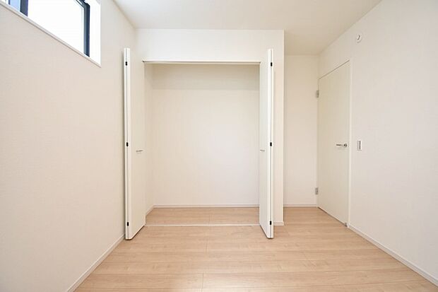 実際に室内をご見学頂くと生活のイメージが広がります。家具を置いたイメージや窓からの景色など、現地で体感ください。