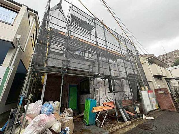 現在建物を建築中です、建築中の物件については現地確認の他、同施工会社の完成施工例のご案内、担当者のプレゼンテーションにてご検討ください。適切なご検討の方法をご説明させて頂きます。