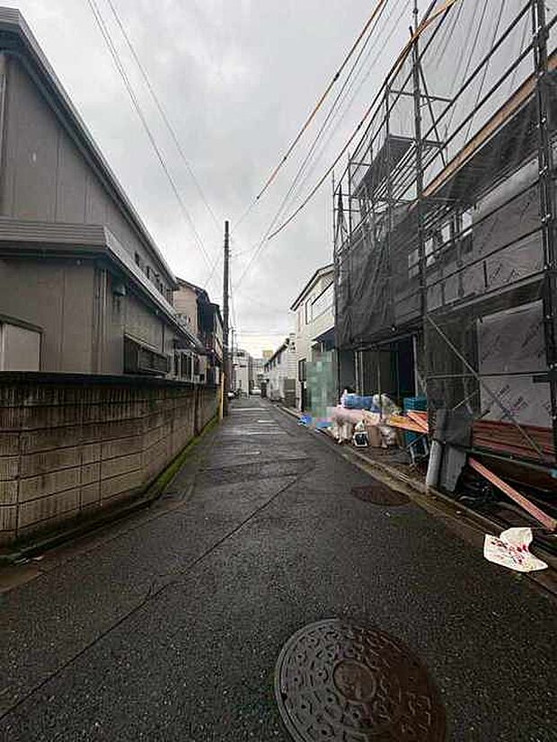 安心して暮らすことのできる住宅街。 住宅地の道路は一般に交通量が少なく車などの騒音が少ないため、住民にとって静かな生活環境が提供されます。