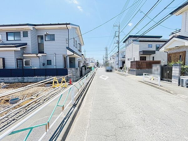 安心して暮らすことのできる住宅街。　住宅地の道路は一般に交通量が少なく車などの騒音が少ないため、住民にとって静かな生活環境が提供されます。