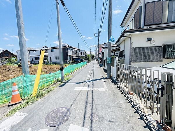 安心して暮らすことのできる住宅街。　住宅地の道路は一般に交通量が少なく車などの騒音が少ないため、住民にとって静かな生活環境が提供されます。