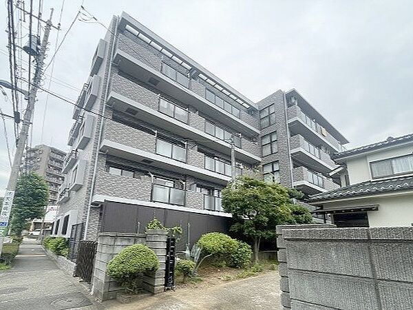 周辺の街並みの中で適度な主張、生活に溶け込むシンプルなデザインの外観が魅力のマンションです。