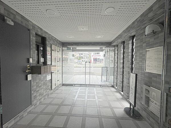 周辺の街並みの中で適度な主張、生活に溶け込むシンプルなデザインの外観が魅力のマンションです。