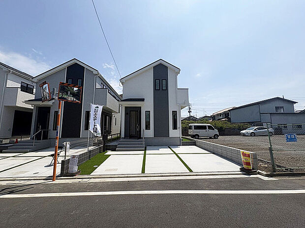周辺の街並みの中で適度な主張、生活に溶け込むシンプルなデザインの外観が魅力の一戸建です。