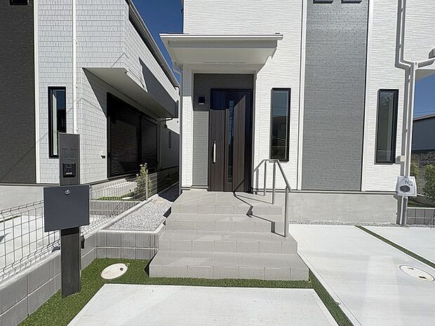 周辺の街並みの中で適度な主張、生活に溶け込むシンプルなデザインの外観が魅力の一戸建です。