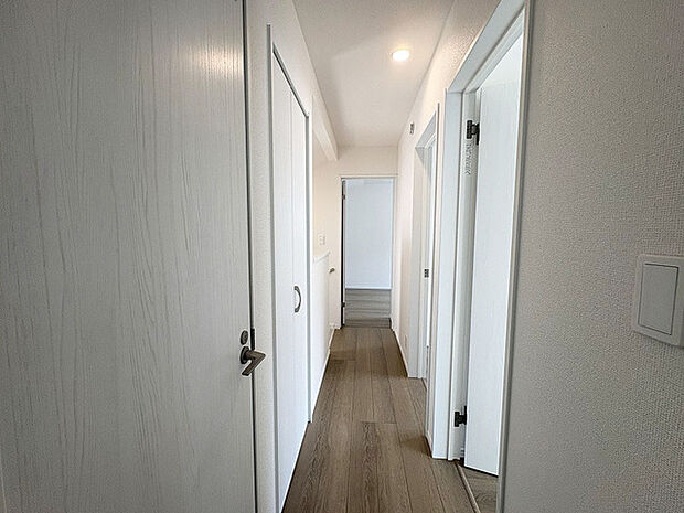 実際に室内をご見学頂くと生活のイメージが広がります。家具を置いたイメージや窓からの景色など、現地で体感ください。
