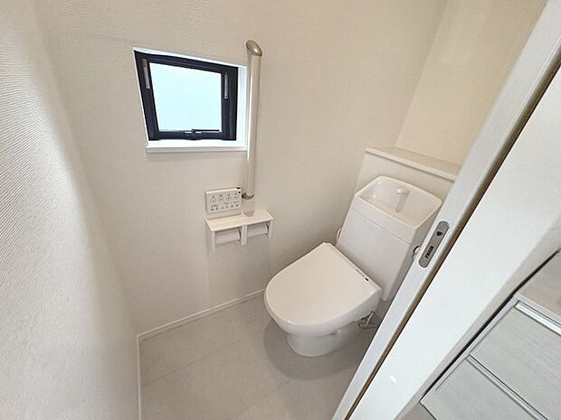 トイレにはウォシュレット機能を標準装備。 