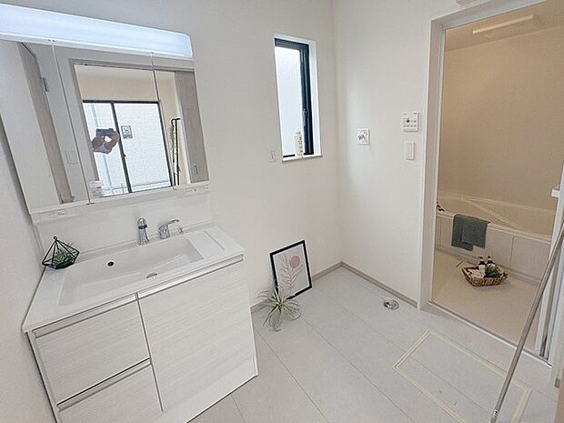 三面鏡に洗面台。 コンセントに照明機能、多機能性を備えた設備です。