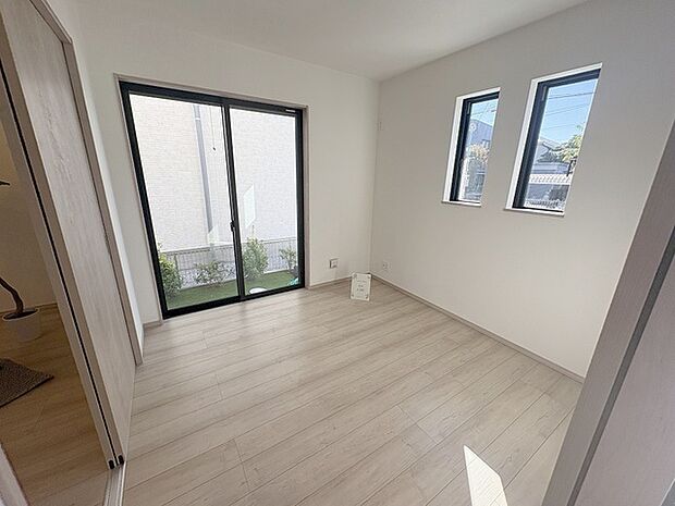 スタイリッシュなデザインと快適な居住性を兼ね備えた洋室。広々とした空間は、自分らしいインテリアを楽しむことができるほか、リラックスした時間を過ごすことができそうです。