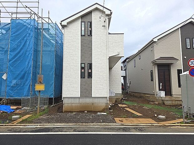 現在建物を建築中です、建築中の物件については現地確認の他、同施工会社の完成施工例のご案内、担当者のプレゼンテーションにてご検討ください。適切なご検討の方法をご説明させて頂きます。