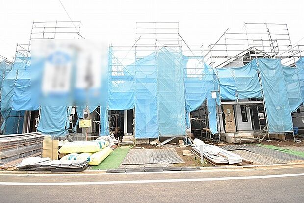 周辺の街並みの中で適度な主張、生活に溶け込むシンプルなデザインの外観が魅力の一戸建です。