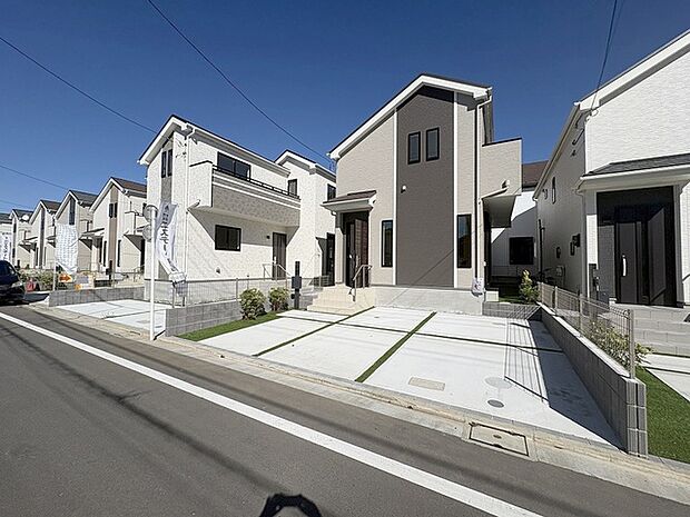 安心して暮らすことのできる住宅街。 住宅地の道路は一般に交通量が少なく車などの騒音が少ないため、住民にとって静かな生活環境が提供されます。