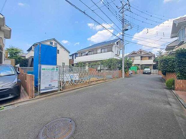 周辺は住宅が建ち並ぶ閑静な住宅街です。