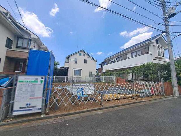 周辺は住宅が建ち並ぶ閑静な住宅街です。