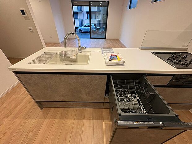毎日の家事をサポートしてくれる食洗器も標準に装備。ちょっと嬉しい設備です 