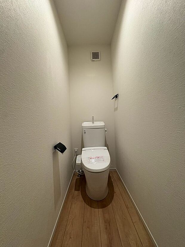 トイレにはウォシュレット機能を標準装備。 