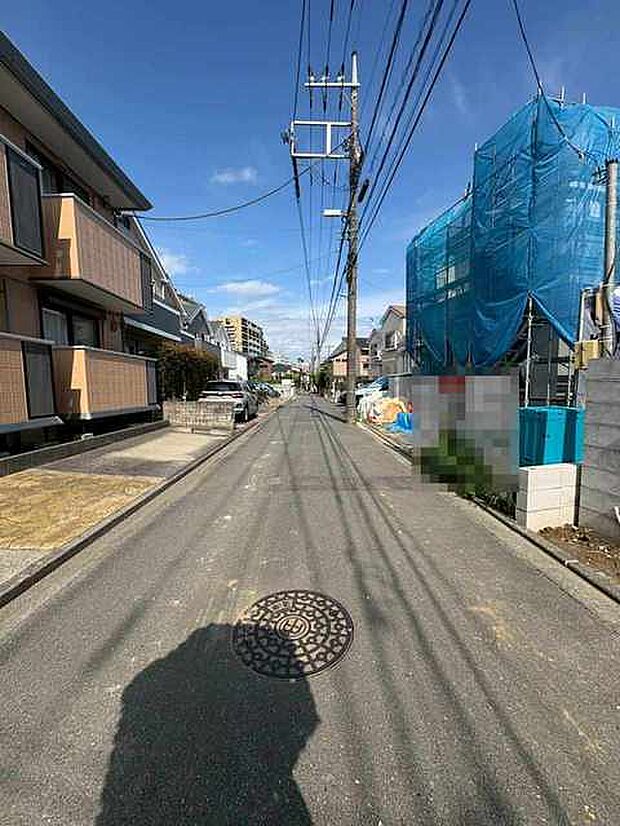 安心して暮らすことのできる住宅街。 住宅地の道路は一般に交通量が少なく車などの騒音が少ないため、住民にとって静かな生活環境が提供されます。